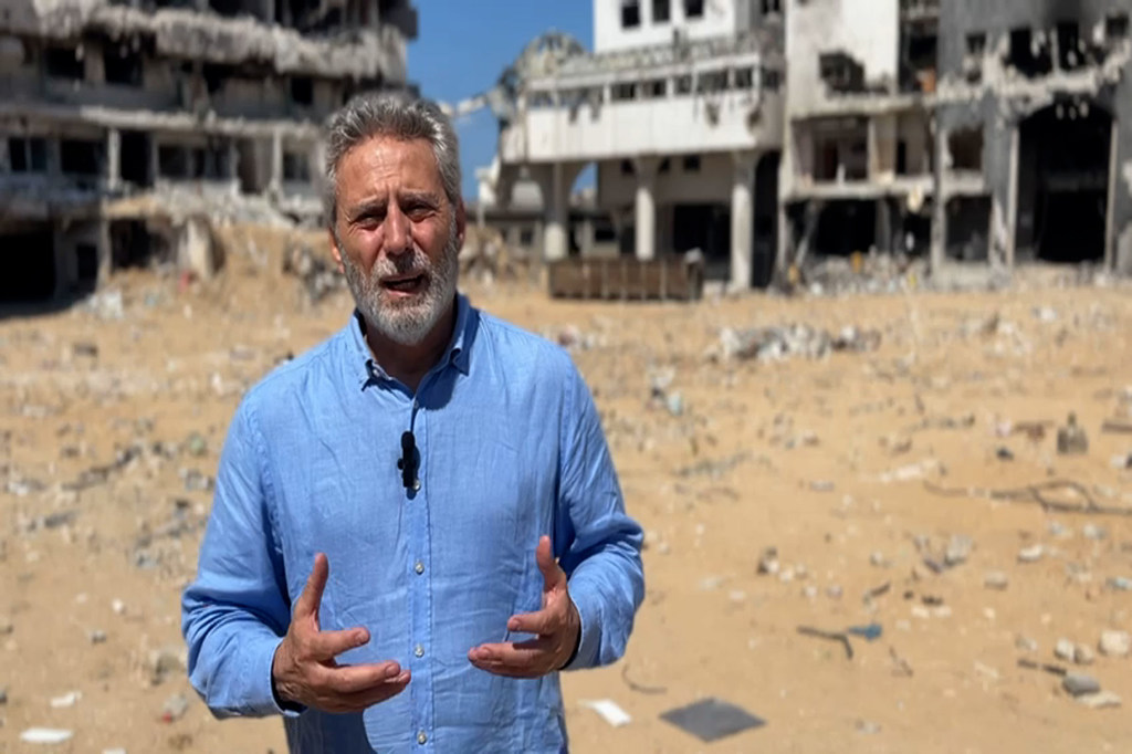 منسق الأمم المتحدة للشؤون الإنسانية في الأرض الفلسطينية المحتلة، السيد مهند هادي، متحدثا من أمام مجمع الشفاء الطبي في شمال غزة.